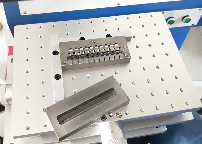 激光焊接機(jī)焊接數(shù)據(jù)線(xiàn)頭